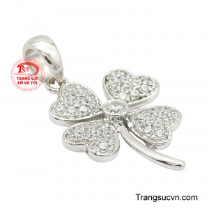 Mỗi chiếc lá đều được chăm chút kỹ lưỡng, tạo nên một tổng thể hài hòa và thu hút.