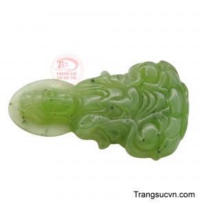 Đeo trên mình mặt Phật Quan Âm ngọc nephrite, người ta tin rằng sẽ được Ngài dõi theo, mang đến may mắn, hóa giải mọi ưu phiền trong cuộc sống.