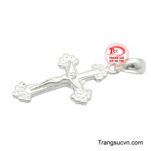 Các đường nét chạm khắc tỉ mỉ, từ hình ảnh Chúa Giêsu đến các chi tiết hoa văn, đều thể hiện sự tôn kính và lòng thành kính.