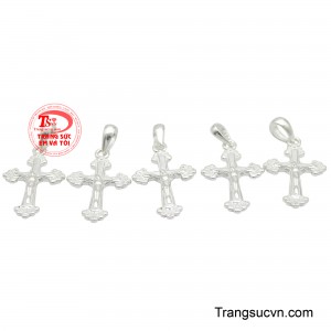 Nó thường được đeo như một lời nhắc nhở về tình yêu và sự hy sinh, cũng như một nguồn cảm hứng và sức mạnh trong cuộc sống hàng ngày.