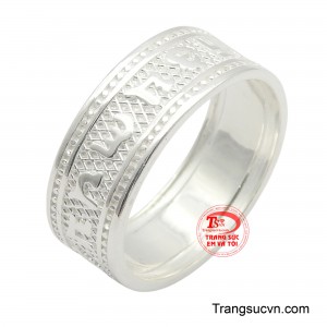 Nhẫn bạc nam thời trang với chất liệu bạc sáng bóng được thiết kế với kiểu dáng đơn giản nhưng tinh tế, phù hợp với phong cách của đa số các đấng mày râu.