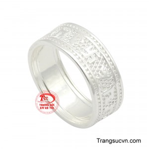 Đây không chỉ là một món trang sức đơn thuần mà còn là một tuyên ngôn phong cách mạnh mẽ của phái mạnh.