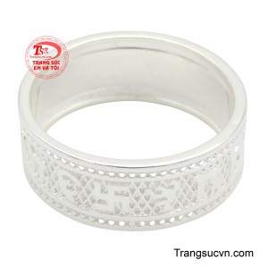 Một chiếc nhẫn bạc được lựa chọn kỹ lưỡng có thể trở thành điểm nhấn đặc biệt, thu hút sự chú ý và tạo ấn tượng khó phai.