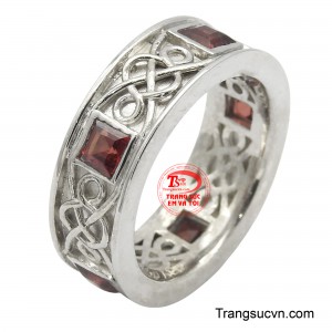 Nhẫn nam bạc gắn đá Granet là một món trang sức độc đáo, kết hợp giữa vẻ đẹp sang trọng của bạc và sự quyến rũ của đá Granet.