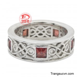 Đá Granet, với màu đỏ sẫm đặc trưng, được gắn chắc chắn vào nhẫn, tạo điểm nhấn nổi bật.