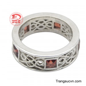 Nhẫn nam bạc gắn đá Granet là sự lựa chọn hoàn hảo cho những quý ông muốn thể hiện phong cách lịch lãm, đẳng cấp và cá tính riêng của mình.