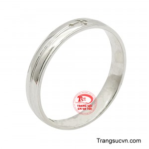 Ánh kim sáng trắng tinh tế ôm trọn hình tượng thánh giá trang trọng, biểu tượng cho sự hy sinh và lòng sùng kính.