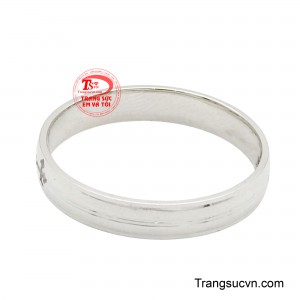 Không chỉ là món trang sức giá trị, chiếc nhẫn còn là lời nhắc nhở thường trực về những giá trị tinh thần cao quý, mang đến sự bình an và kiên định trong cuộc sống.