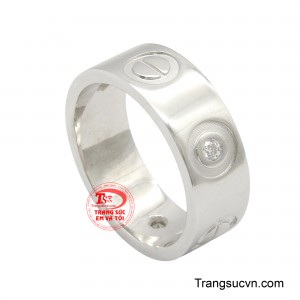 Với thiết kế tối giản nhưng đầy cuốn hút, chiếc nhẫn thể hiện phong cách lịch lãm và bản lĩnh của người đàn ông hiện đại.