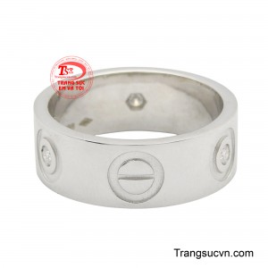 Chất liệu vàng trắng cao cấp mang đến vẻ đẹp sáng bóng, thanh lịch, đồng thời tôn lên sự quý phái của thương hiệu Cartier.