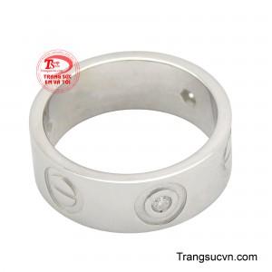 Điểm nhấn của chiếc nhẫn là những viên đá moissanite sáng lấp lánh.