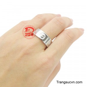 Chiếc nhẫn không chỉ là món trang sức, mà còn là biểu tượng của sự thành đạt và gu thẩm mỹ tinh tế.