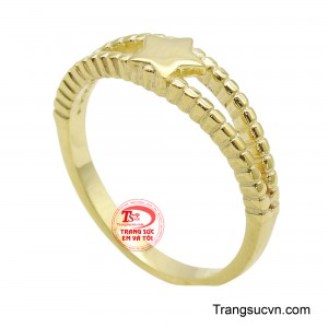 Ánh vàng ấm áp ôm trọn hình ngôi sao năm cánh cân đối, tượng trưng cho hy vọng và những điều may mắn.