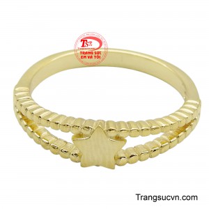 Dù được chế tác đơn giản hay điểm thêm những viên đá nhỏ lấp lánh, chiếc nhẫn vẫn giữ trọn vẹn vẻ đẹp thanh lịch và nữ tính.