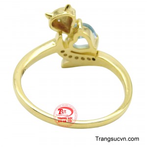 Sắc xanh của viên đá chủ Topaz mang nhiều năng lượng tích cực giúp xoa dịu căng thẳng, lo âu, mang lại cảm giác bình yên và thư thái.
