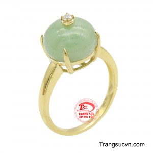 Vàng 14k, với sắc vàng ấm áp và độ sáng vừa phải, tạo nên một nền tảng hoàn hảo để tôn lên vẻ đẹp của viên đá ngọc.