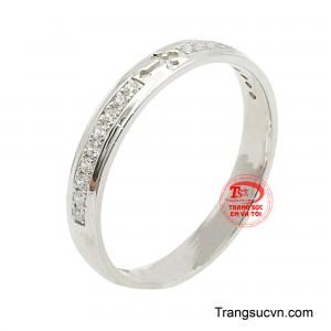 Nhẫn nữ vàng trắng 14K thanh lịch hiện lên với vẻ đẹp tinh giản đầy cuốn hút.