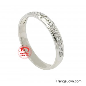 Bề mặt vàng trắng trơn nhẵn, sáng bóng làm nền hoàn hảo cho những viên đá CZ nhỏ nhắn được khéo léo đính kết trên đỉnh nhẫn.