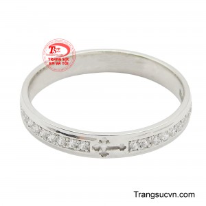 Ánh sáng lấp lánh từ những огранка tinh xảo của đá CZ tạo điểm nhấn rực rỡ, thu hút mọi ánh nhìn.