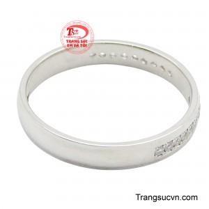 Thiết kế tối giản nhưng không kém phần sang trọng, chiếc nhẫn là biểu tượng cho vẻ đẹp hiện đại, thanh thoát và gu thẩm mỹ tinh tế của người phụ nữ.