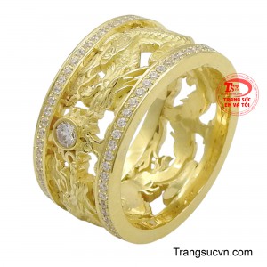 Nhẫn rồng vàng 18K là một tác phẩm nghệ thuật đầy quyền lực, kết hợp giữa vẻ đẹp sang trọng của vàng 18K và sự mạnh mẽ của hình tượng rồng.