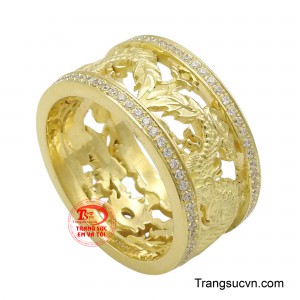 Những đường nét chạm khắc tinh xảo tái hiện hình ảnh rồng uốn lượn, thể hiện sức mạnh và khí phách của người đàn ông.