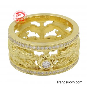 Ánh vàng rực rỡ làm nổi bật từng chi tiết, từ vảy rồng sắc sảo đến đôi mắt rồng uy nghiêm.