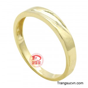 Với thiết kế đơn giản, không cầu kỳ, chiếc nhẫn tôn lên vẻ đẹp tự nhiên của vàng 10k. 