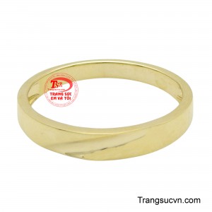 Màu vàng ấm áp, nhẹ nhàng, không quá rực rỡ, phù hợp với nhiều phong cách khác nhau.