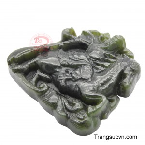 Mặt dây được chế tác từ Ngọc nephrite thật thường có màu xanh lục đặc trưng, độ bóng tự nhiên và cảm giác mát lạnh khi chạm vào.