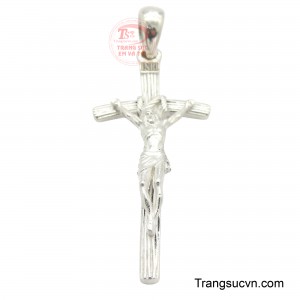 Chất liệu bạc sáng bóng tôn lên vẻ trang trọng và thanh khiết của thánh giá, gợi nhắc đến sự hy sinh cao cả và tình yêu thương vô bờ bến.