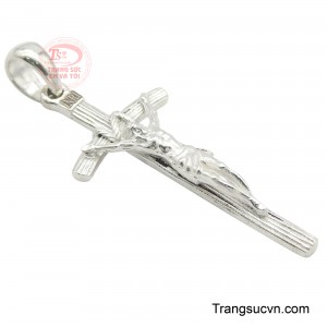 Đeo thánh giá bạc như mang theo lời cầu nguyện thầm lặng, xin Chúa ban ơn và phước lành, đồng thời thể hiện niềm tin và sự bình an trong tâm hồn.