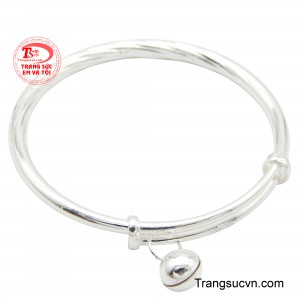 Vòng  bạc dành cho bé yêu sáng lấp lánh như ánh trăng rằm, ôm trọn lấy cổ tay bé xíu của thiên thần nhỏ.