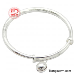 Chiếc vòng không chỉ là món trang sức đáng yêu, mà còn là lời chúc bình an, may mắn, xua tan những điều không may mắn.