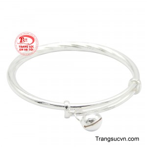 Chiếc vòng bạc, món quà ý nghĩa, lưu giữ những khoảnh khắc đầu đời đáng nhớ của bé yêu.