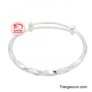 Vòng tay bạc cho bé xinh yêu với thiết kế kiểu kiềng cứng tròn với chốt gắn liền có thể điều chỉnh phù hợp với size cổ tay của bé.