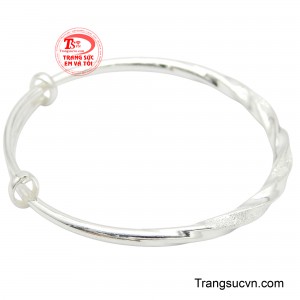 Chất bạc ta cao cấp, chiếc lắc tay bạc trẻ em mang đến sự an toàn tuyệt đối cho bé, bạc có tác dụng kháng khuẩn, tránh gió, giải độc, rất tốt cho sức khỏe của bé.