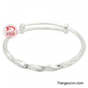 Vòng bạc, món quà ý nghĩa, lưu giữ những khoảnh khắc đầu đời đáng nhớ của bé yêu.