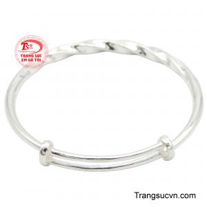 Vòng bạc trẻ em được gắn họa tiết charm bạc ngộ nghĩnh rất phù hợp với các bé gái mang đến sự ngọt ngào đáng yêu.