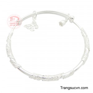 Với vẻ đẹp sáng bóng tự nhiên, vòng tay bạc mang đến sự thanh lịch và tinh tế cho người đeo.