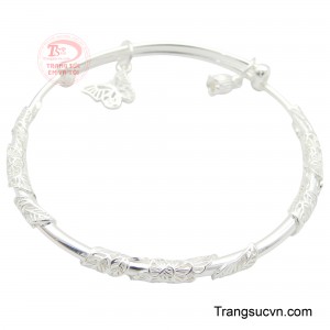 Chiếc vòng được khắc họa những hoa văn mềm mại, uyển chuyển tạo nên sức cuốn hút cho người đeo.