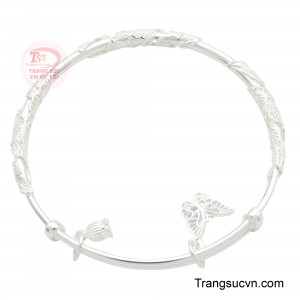 Vòng tay bạc không chỉ là một phụ kiện thời trang mà còn là một biểu tượng của phong cách và cá tính, phù hợp với nhiều dịp và trang phục khác nhau.