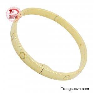 Chiếc vòng được chế tác trên chất liệu vàng 14K mang đến vẻ đẹp sáng bóng và bền màu theo thời gian.