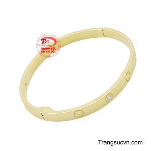 Chiếc vòng tay vàng 14K dịu dàng phong cách sang trọng, đẳng cấp và thời trang, tôn lên nét cá tính, duyên dáng và quý phái cho phái đẹp.