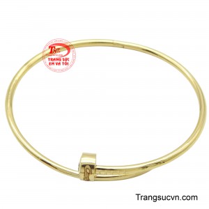 Vòng tay nữ vàng 18K sang trọng là biểu tượng của sự thanh lịch và tinh tế.