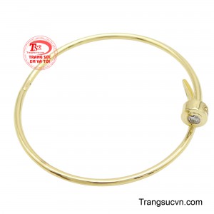 Chất liệu vàng 18K cao cấp mang đến ánh nhìn sang trọng, quý phái.