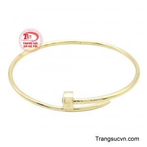 Bề mặt vòng được chế tác tỉ mỉ, bóng loáng, phản chiếu ánh sáng lấp lánh, thu hút mọi ánh nhìn.