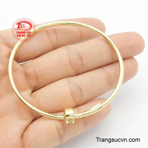 Chiếc vòng tay này không chỉ là một món trang sức, mà còn là một phụ kiện thể hiện phong cách và đẳng cấp của người đeo.