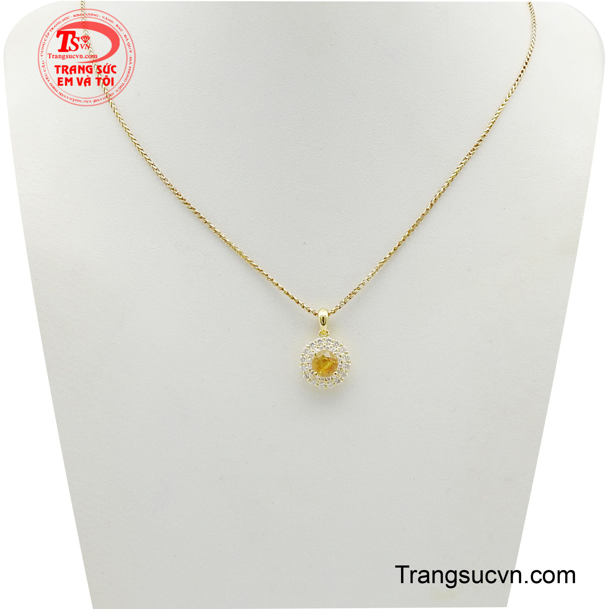 Bộ dây chuyền vàng sapphire là sự kết hợp hoàn hảo giữa vẻ đẹp cổ điển và hiện đại, với viên đá trung tâm màu vàng rực rỡ được bao quanh bởi một vòng đá quý lấp lánh, tạo nên một hiệu ứng ánh sáng tuyệt đẹp.