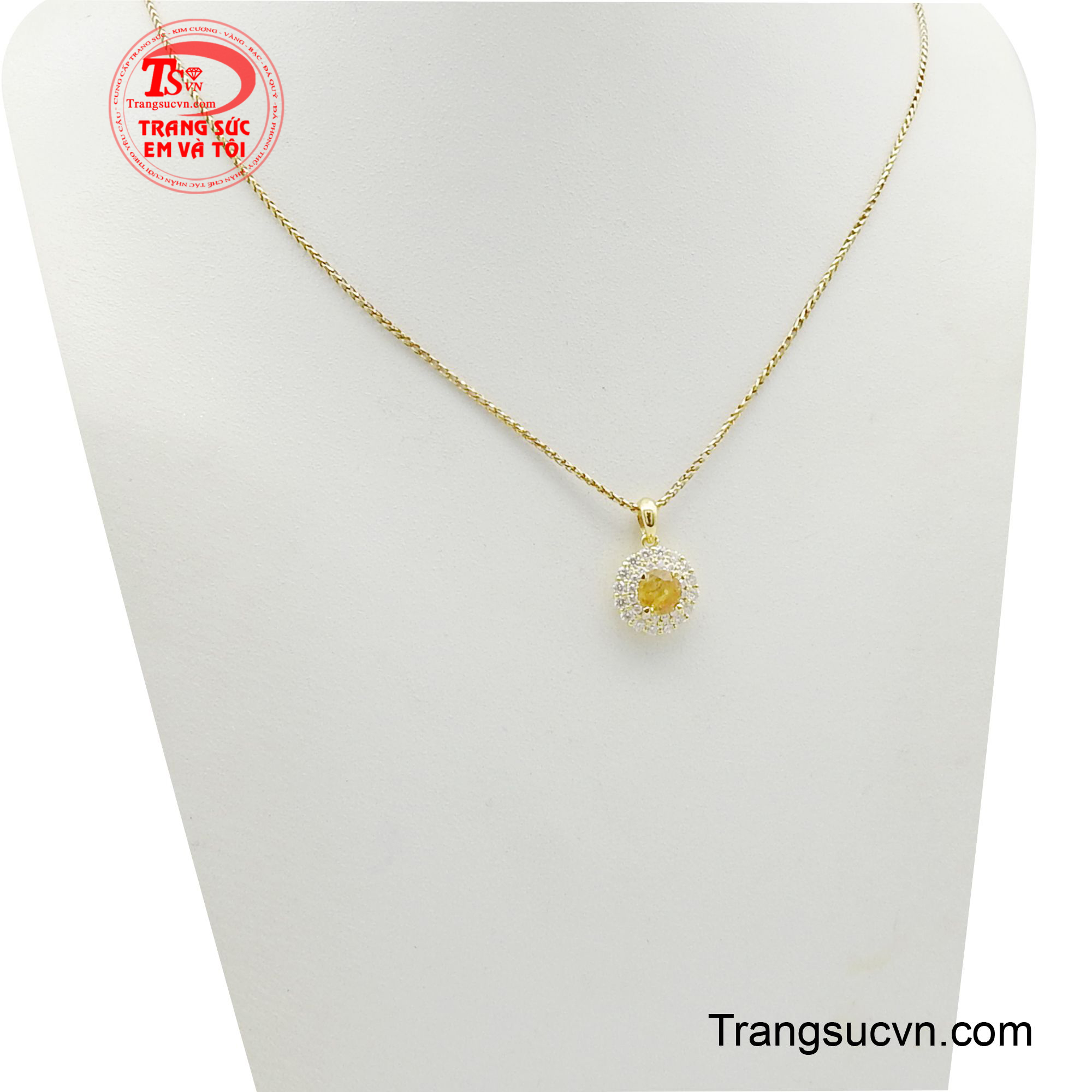 Sợi dây chuyền mảnh mai, thanh lịch làm nổi bật sự quý phái và sang trọng.